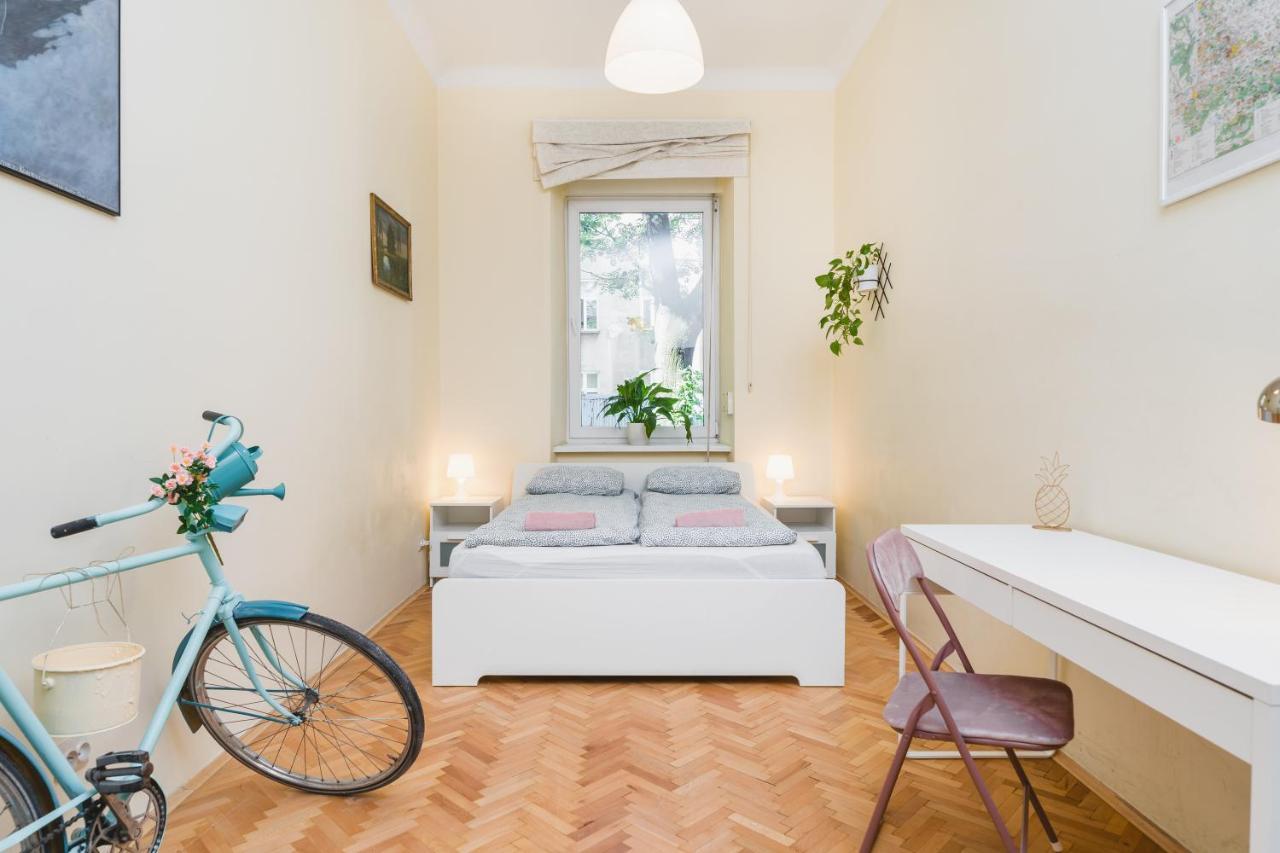Homely 4 Bedroom Apartment - Old Town - By Upstairs Краків Екстер'єр фото