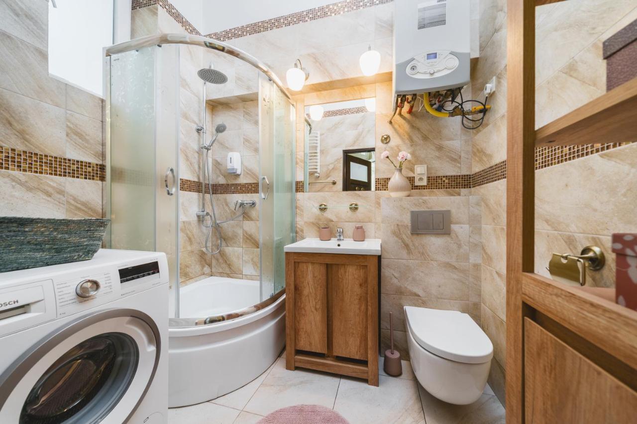 Homely 4 Bedroom Apartment - Old Town - By Upstairs Краків Екстер'єр фото