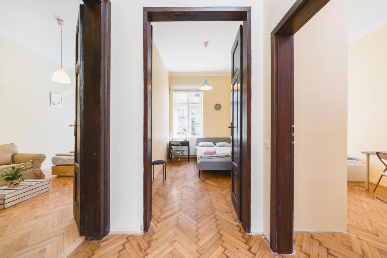 Homely 4 Bedroom Apartment - Old Town - By Upstairs Краків Екстер'єр фото