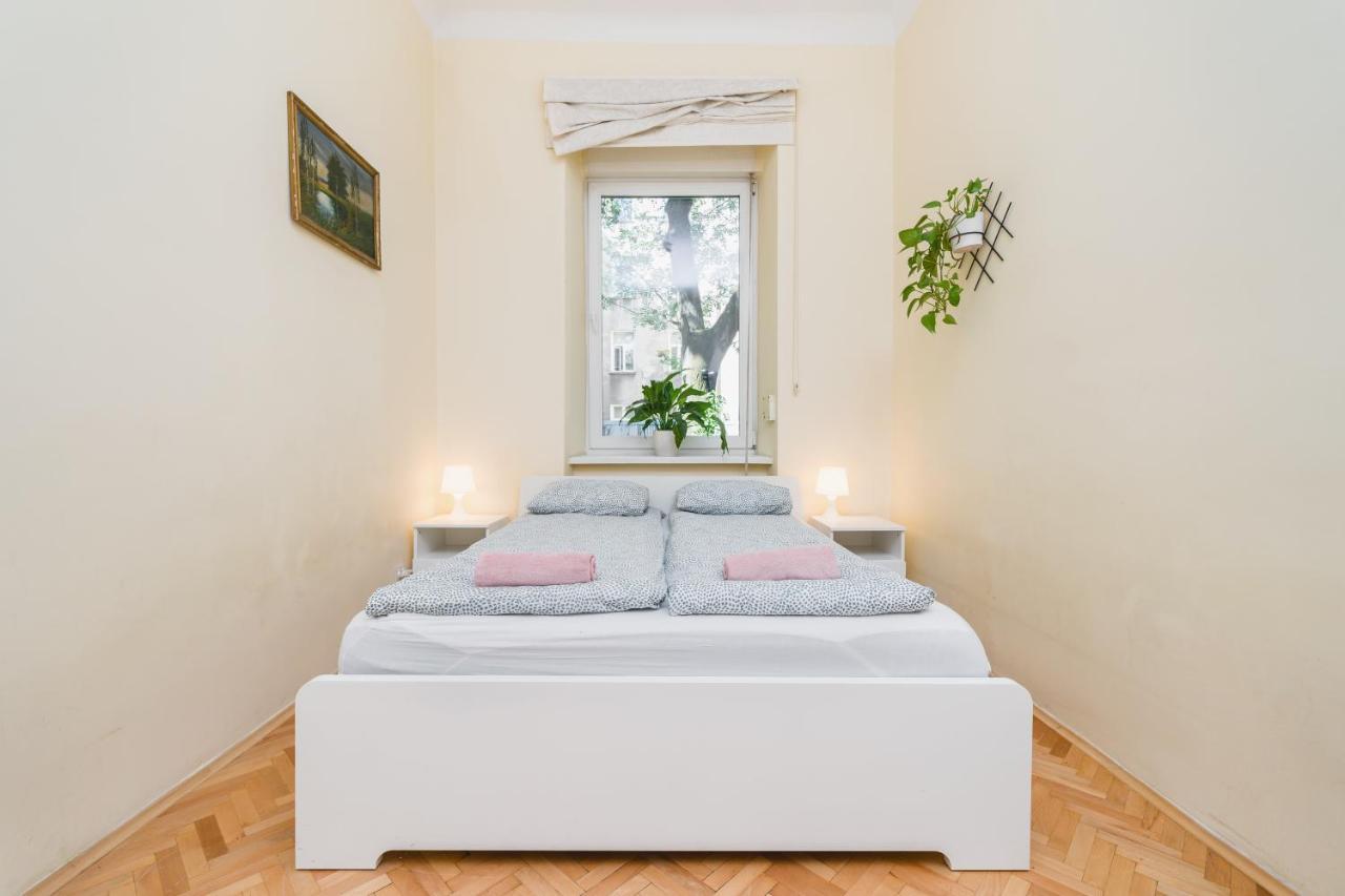 Homely 4 Bedroom Apartment - Old Town - By Upstairs Краків Екстер'єр фото