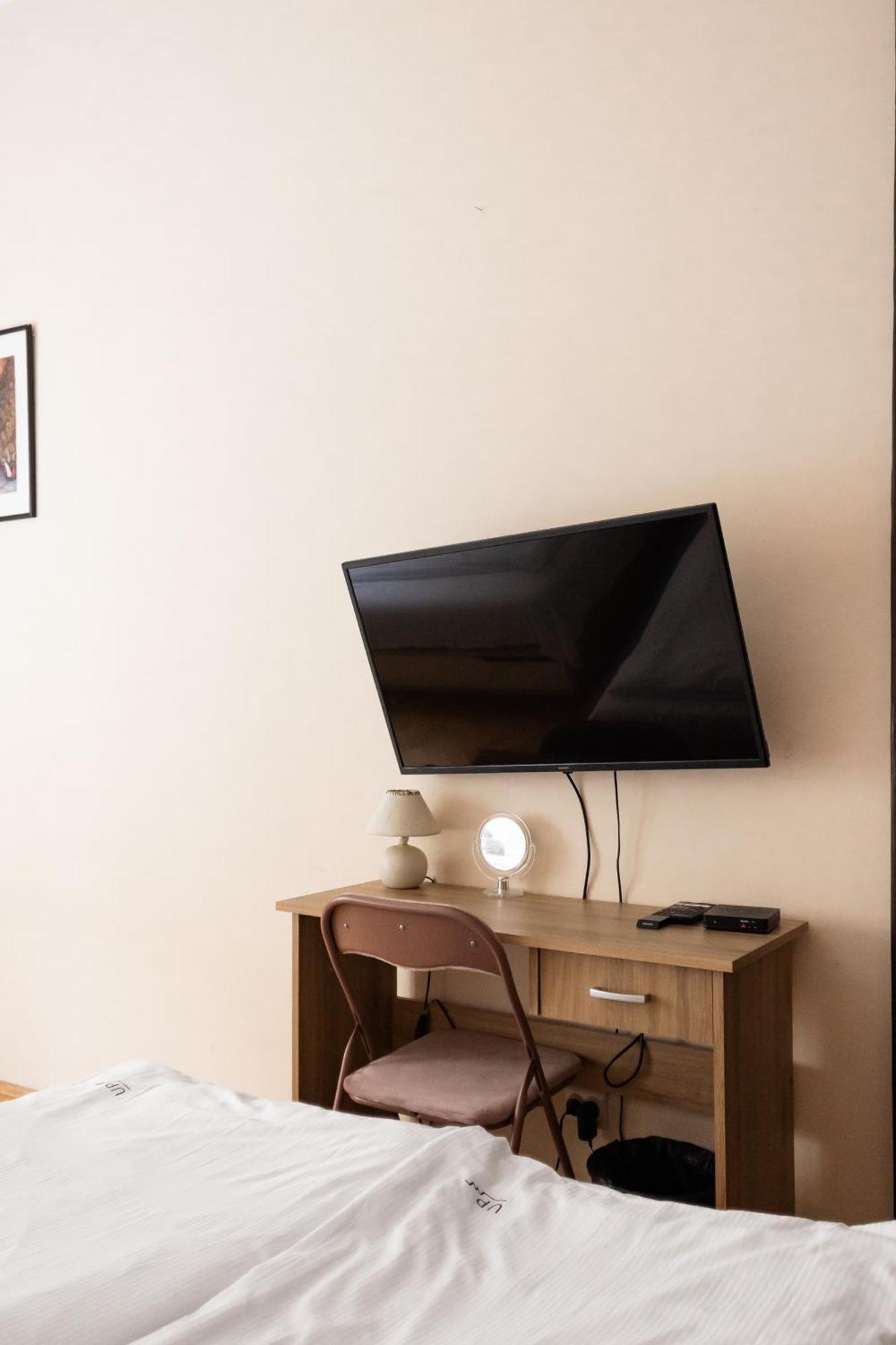 Homely 4 Bedroom Apartment - Old Town - By Upstairs Краків Екстер'єр фото